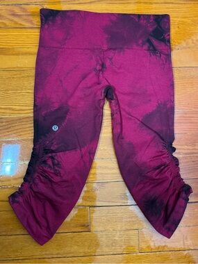 Like New lululemon athletica Burgundy Tie-Dye Capri Leggings Size 6